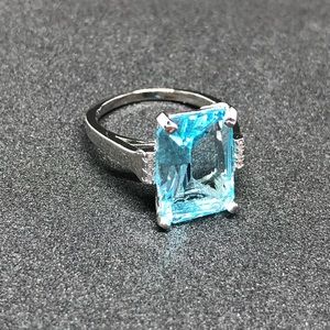 Silver and Aquamarine Stone Ring